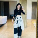 Pankhuri Awasthy Rode Instagram – The most trusty combo ever- black&white and a crop and baggy pants! Don’t you agree? 🖤

.
.
.
#ootd #love #whatiwore #explore #fashionstyle #streetstyle