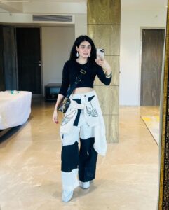 Pankhuri Awasthy Rode Instagram - The most trusty combo ever- black&white and a crop and baggy pants! Don’t you agree? 🖤

.
.
.
#ootd #love #whatiwore #explore #fashionstyle #streetstyle