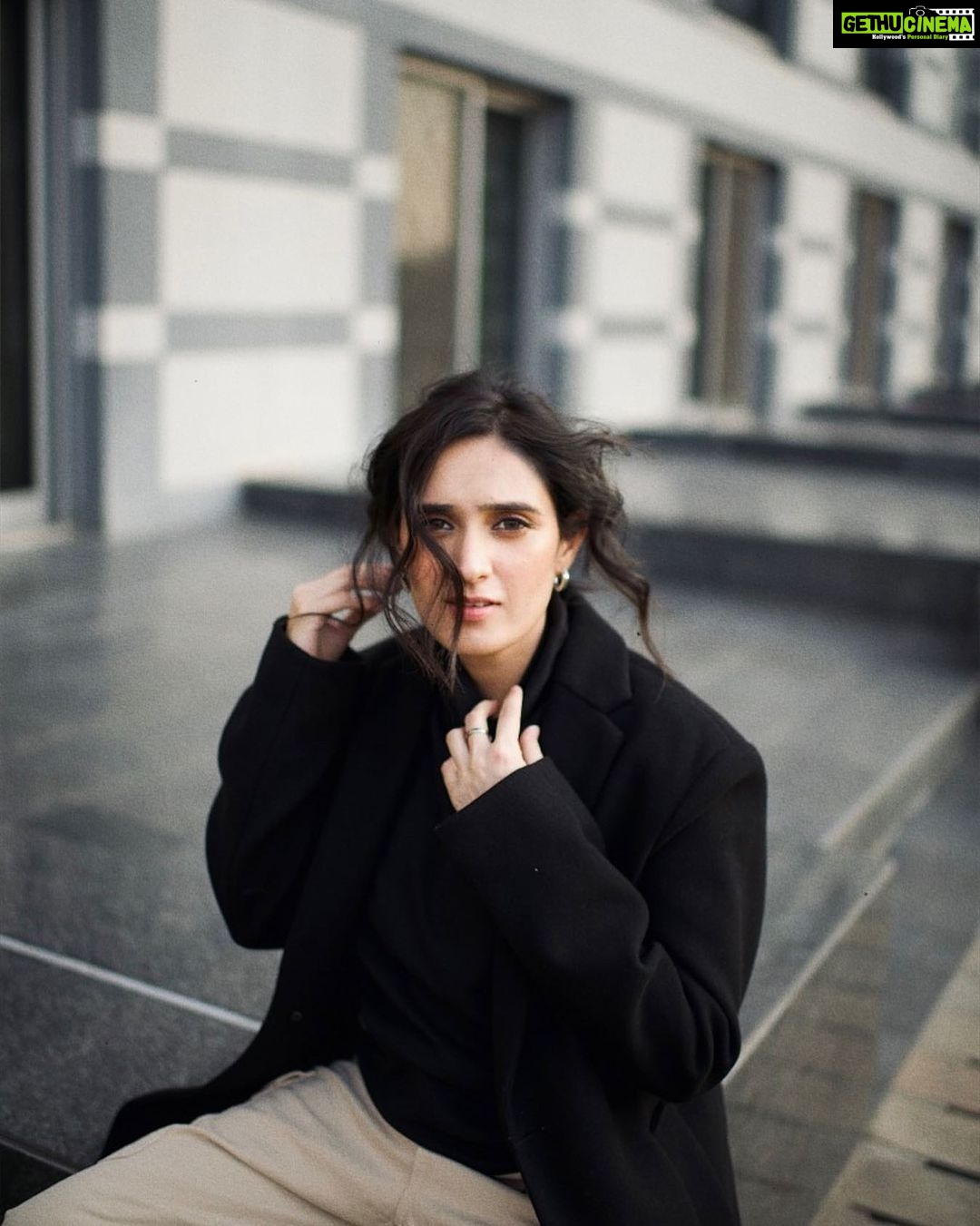 Pankhuri Awasthy Rode Instagram - I hear her voice, in the mornin' hour she calls me The radio reminds me of my home far away Drivin' down the road I get a feelin' That I should have been home yesterday, yesterday Shot by @bharat_rawail H&M by @shrishtishettyy Styling by @stylistshikhar Curated by @elevatedigital.in