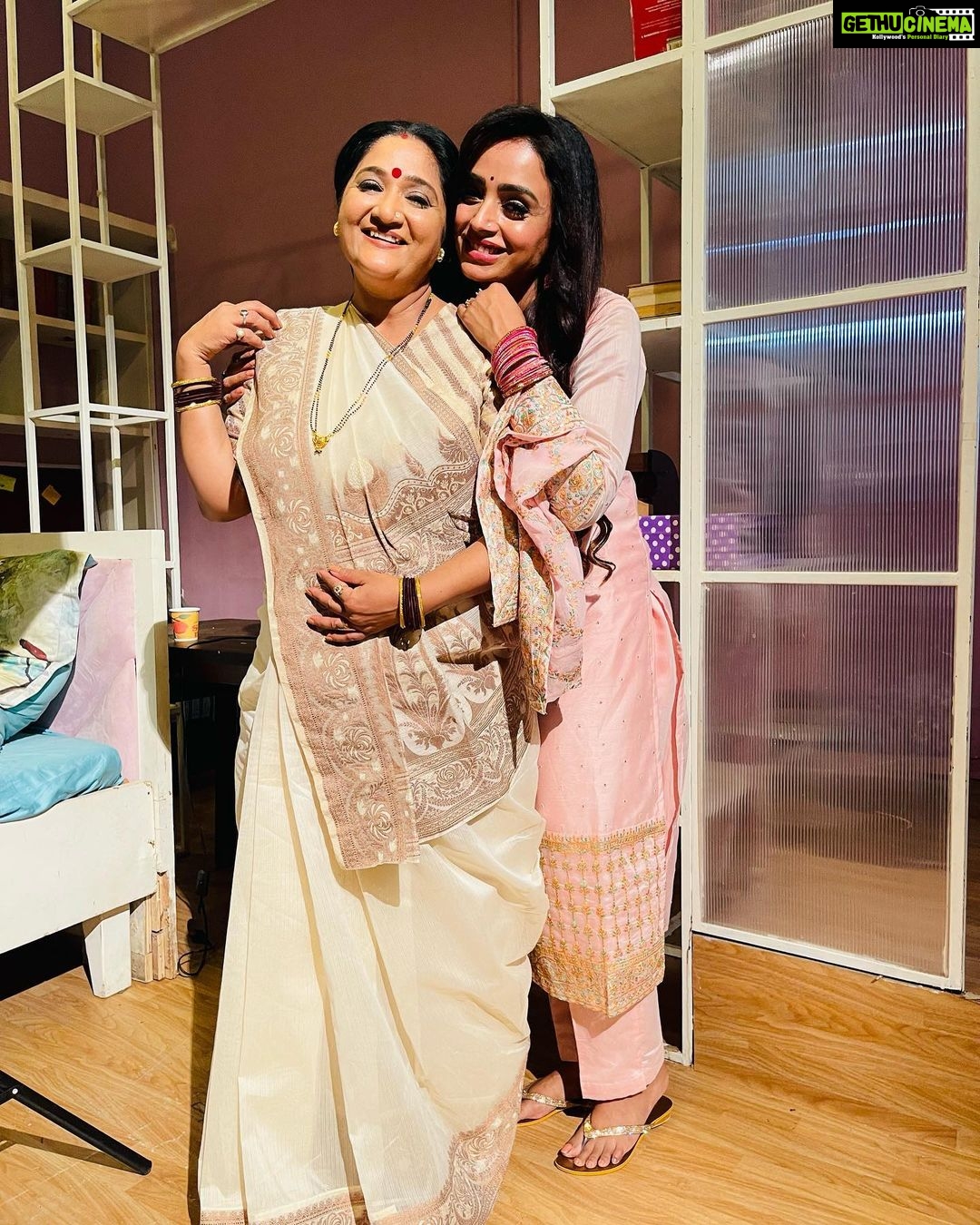 Parul Chauhan Instagram - Gratitude for the present moment and the fullness of life now is the true prosperity.” ❤️🤗❤️🤗❤️🤗❤️🤗❤️🤗❤️🤗 It was absolutely an honour to share the screen with an amazing soul @alpanabuch ❤️❤️❤️❤️❤️❤️❤️❤️ Thank u baby ❤️❤️❤️❤️❤️ @avanisoni18 #workmode #staytuned #brandshoot #tvc #comingsoon #gratitude #blessed #grateful #omsairam #mumbai #television Samvaad Studio