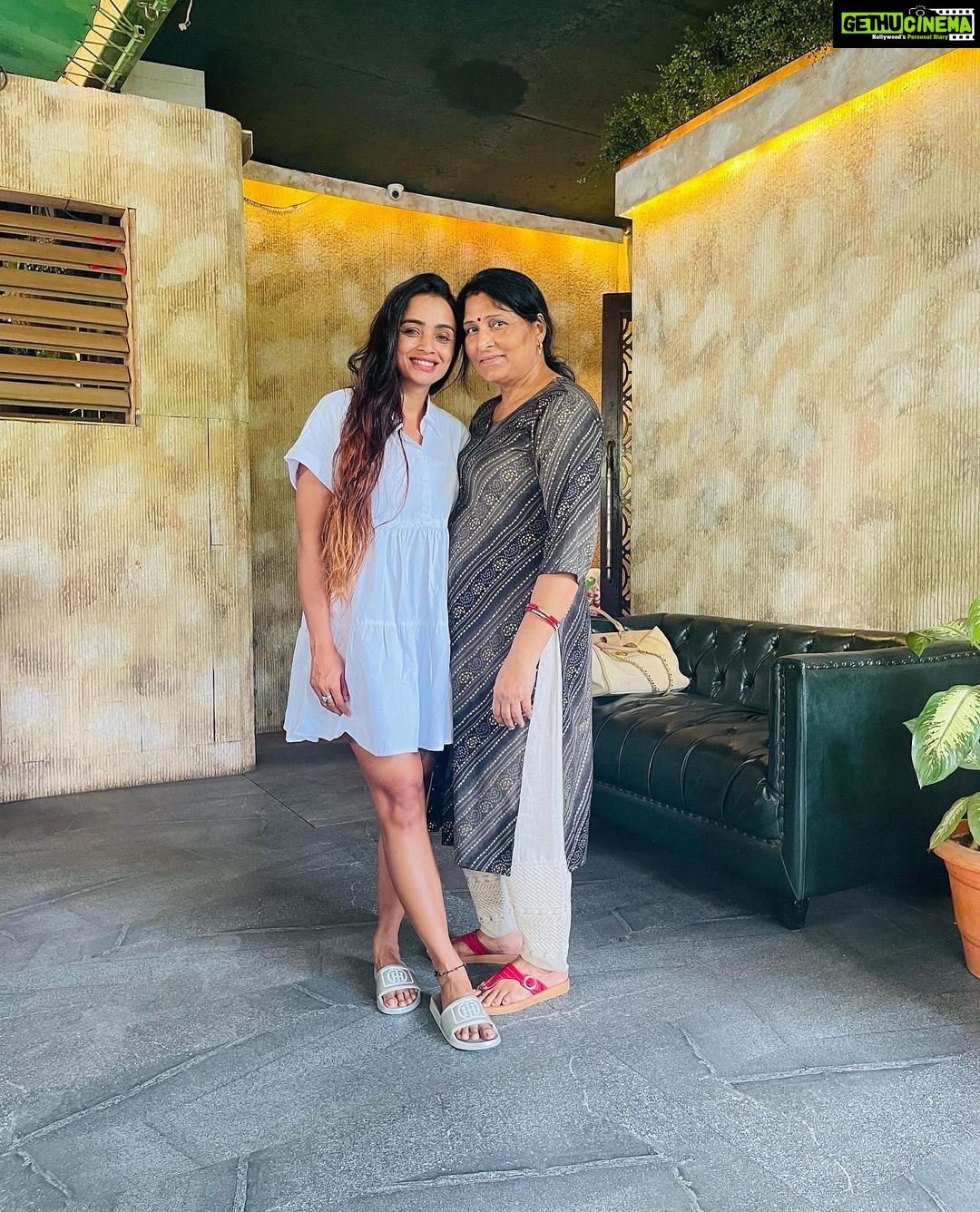 Parul Chauhan Instagram - Swarth ke peeche bhaagne waali ye duniya Kisi ke liye bhi nahi rukti, Humein khud rokna padta hai... In logon ke bare mein mat socho, koi tumse zyada taaqatwar nahi hai, duniya me sabse badha yodha MAA hoti hai…!!! ❤️❤️❤️❤️😍 Global Fusion Verso