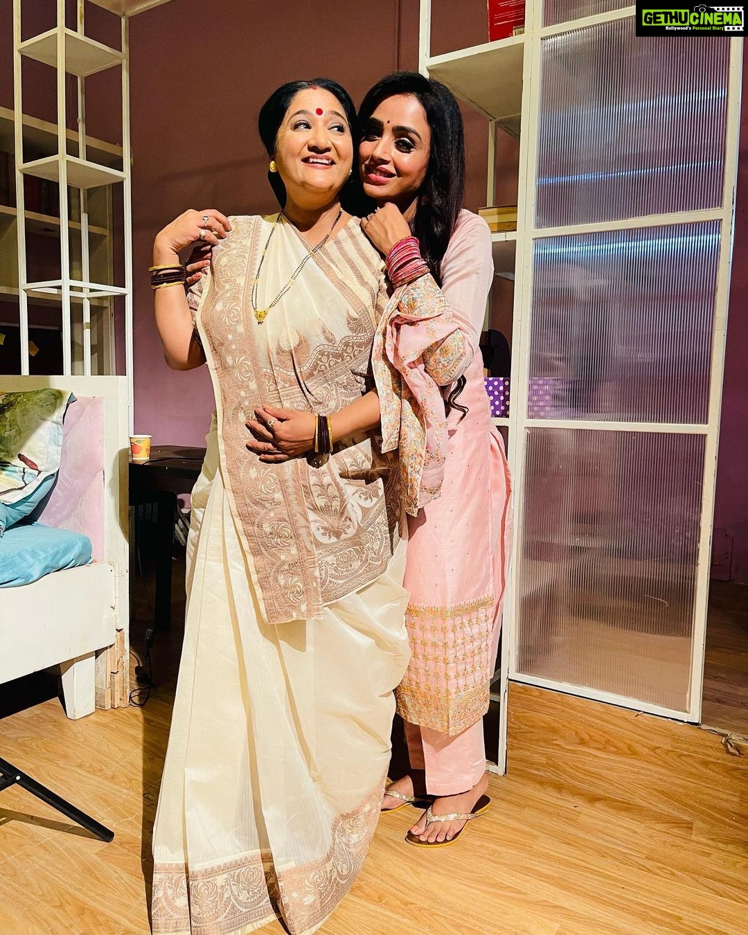 Parul Chauhan Instagram - Gratitude for the present moment and the fullness of life now is the true prosperity.” ❤️🤗❤️🤗❤️🤗❤️🤗❤️🤗❤️🤗 It was absolutely an honour to share the screen with an amazing soul @alpanabuch ❤️❤️❤️❤️❤️❤️❤️❤️ Thank u baby ❤️❤️❤️❤️❤️ @avanisoni18 #workmode #staytuned #brandshoot #tvc #comingsoon #gratitude #blessed #grateful #omsairam #mumbai #television Samvaad Studio