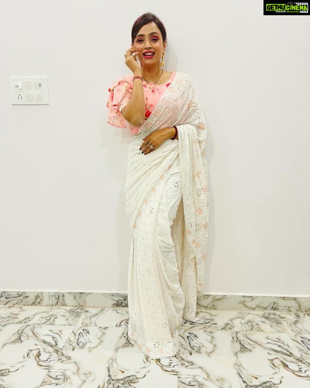 Parul Chauhan Instagram - Six yards of Pure grace 🥰 Wearing this Pure georgette handcrafted Ivory chikan and mukaish saree, embellished with peach color sequins and white pearl aari work. Thank u so much @nawabilehaja 😇😇😇😘😘😘🥰🥰🥰🥰🥰🥰🥰🥰🥰🥰🥰🥰🥰