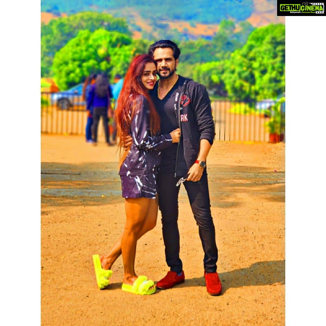 Parul Chauhan Instagram - Happy marriage anniversary @justchiragt omg himmat hai yaar aap mein mujhe jhelne ki hahahaha ,abhi to aur jhelna baaki hai mere dostππ πππ€π€π€ππππ€π€π€om sai ram....