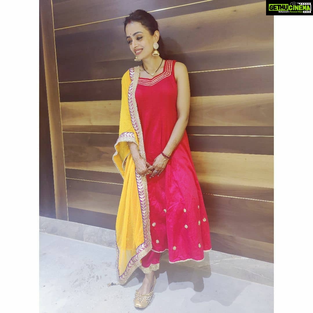 Parul Chauhan Instagram - Always dress well but keep it simple." Thnk u so much @vastrabyekta for this beautiful dressππππ Thnk u @official_pf_buttons_and_bows for this beautiful golden jutiπππππ
