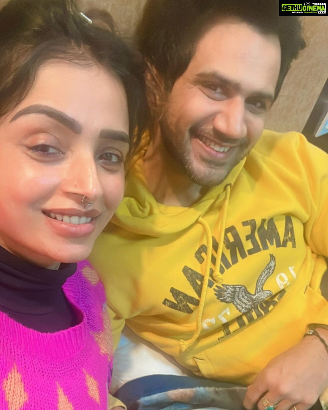 Parul Chauhan Instagram - ❤️❤️❤️when I came to Mumbai for work that time I never knew Wht travel is…after I met u I got to knw Wht is peace …this is peace …Wht m doing rite now is peace … thnk u for coming in my life u r my peace u r my everything love u my peace ❤️❤️❤️❤️ @thechiragt Manali - मनाली, Himachal Pradesh