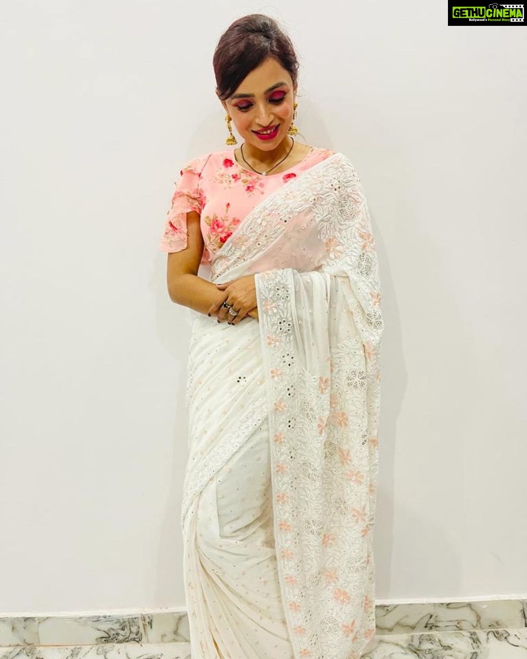 Parul Chauhan Instagram - Six yards of Pure grace 🥰 Wearing this Pure georgette handcrafted Ivory chikan and mukaish saree, embellished with peach color sequins and white pearl aari work. Thank u so much @nawabilehaja 😇😇😇😘😘😘🥰🥰🥰🥰🥰🥰🥰🥰🥰🥰🥰🥰🥰