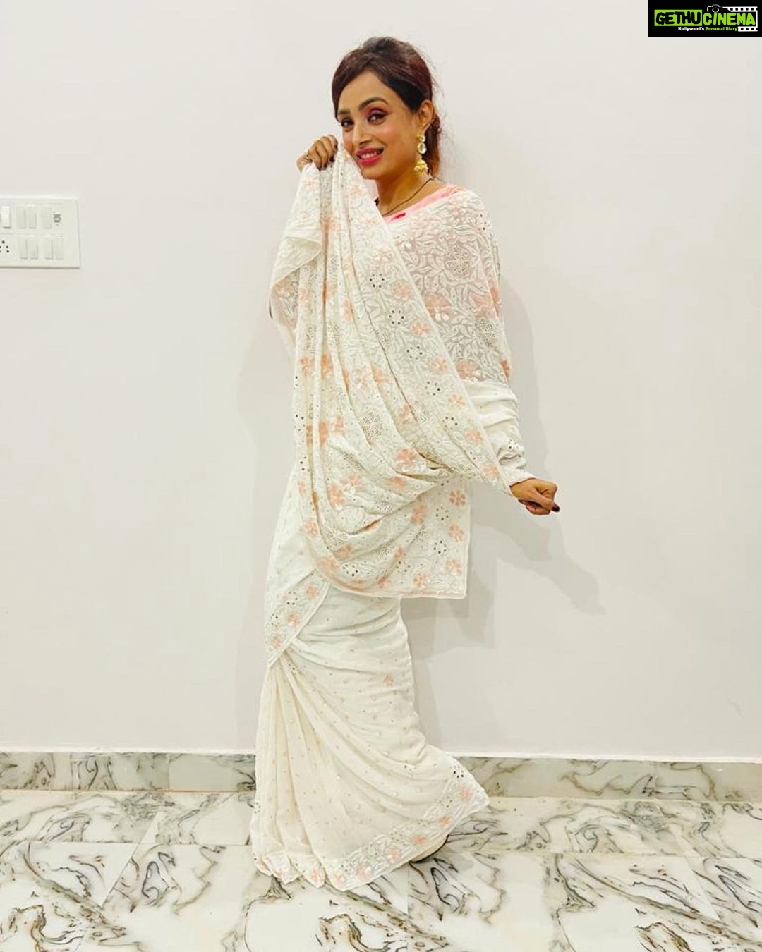 Parul Chauhan Instagram - Six yards of Pure grace 🥰 Wearing this Pure georgette handcrafted Ivory chikan and mukaish saree, embellished with peach color sequins and white pearl aari work. Thank u so much @nawabilehaja 😇😇😇😘😘😘🥰🥰🥰🥰🥰🥰🥰🥰🥰🥰🥰🥰🥰