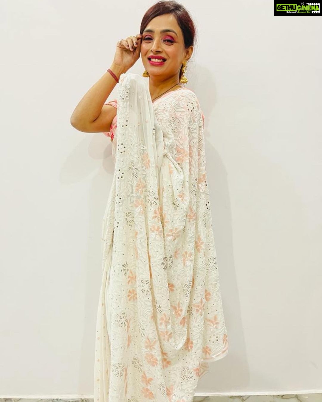 Parul Chauhan Instagram - Six yards of Pure grace 🥰 Wearing this Pure georgette handcrafted Ivory chikan and mukaish saree, embellished with peach color sequins and white pearl aari work. Thank u so much @nawabilehaja 😇😇😇😘😘😘🥰🥰🥰🥰🥰🥰🥰🥰🥰🥰🥰🥰🥰