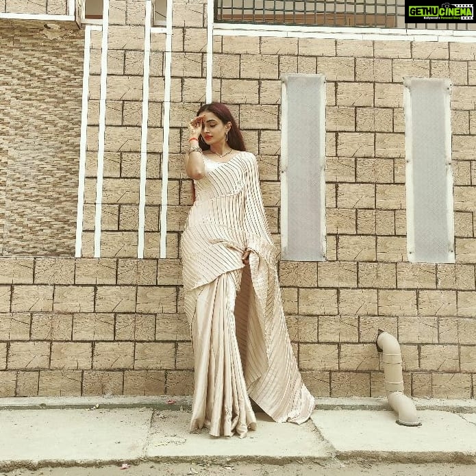 Parul Chauhan Instagram - When you walk in a saree, you must kick the pleats. Itβs more comfortable that wayππππππ Wearing @faishon__librarry Thank u sooo much for this beautiful n hot saareππππππππ