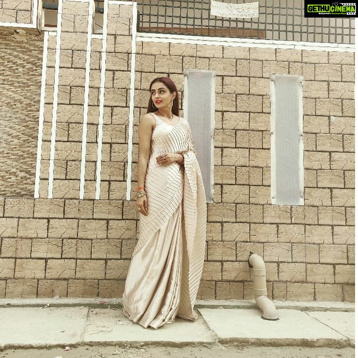 Parul Chauhan Instagram - When you walk in a saree, you must kick the pleats. Itβs more comfortable that wayππππππ Wearing @faishon__librarry Thank u sooo much for this beautiful n hot saareππππππππ