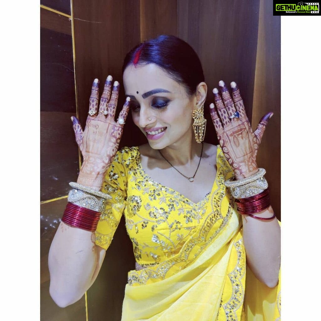 Parul Chauhan Instagram - Happy karwachauth ❤️❤️ Thank u so much @p_s_fashion_club for this beautiful saare 😘❤️😘❤️😘❤️😘❤️😘❤️ Thnk u @jagruti_0303 for this beautiful mehandi you r mind blowing 😘😘😘