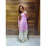 Parul Chauhan Instagram - Thnk u so much @official_pf_buttons_and_bows for this beautiful golden jutti 😘😘❤️❤️😘❤️❤️😘😘And thnk u @aizachikankurtis for this beautiful suit Guys plz follow them n het more amazing stuff 😘😘❤️😘😘😘