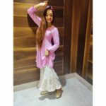 Parul Chauhan Instagram - Thnk u so much @official_pf_buttons_and_bows for this beautiful golden jutti 😘😘❤️❤️😘❤️❤️😘😘And thnk u @aizachikankurtis for this beautiful suit Guys plz follow them n het more amazing stuff 😘😘❤️😘😘😘