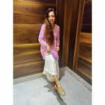 Parul Chauhan Instagram - Thnk u so much @official_pf_buttons_and_bows for this beautiful golden jutti 😘😘❤️❤️😘❤️❤️😘😘And thnk u @aizachikankurtis for this beautiful suit Guys plz follow them n het more amazing stuff 😘😘❤️😘😘😘