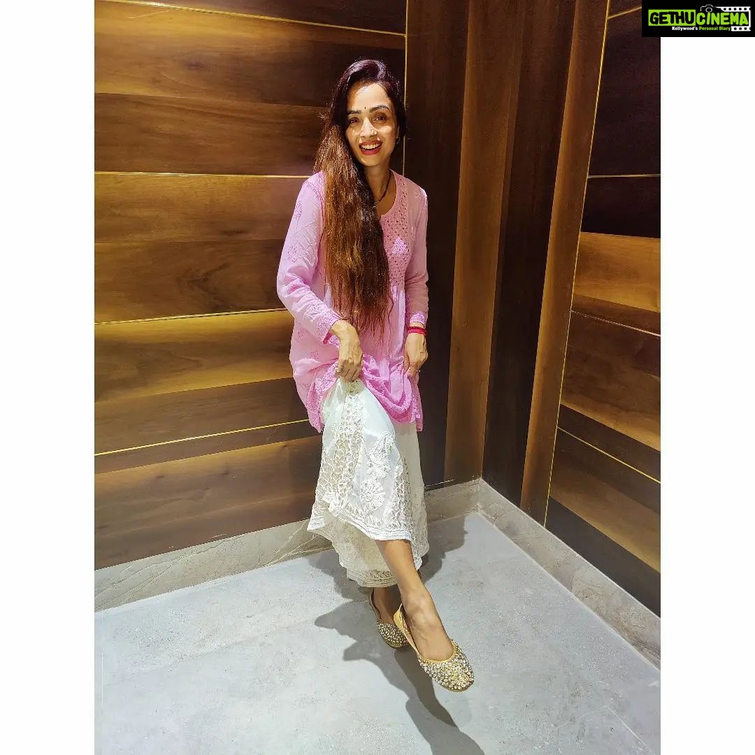 Parul Chauhan Instagram - Thnk u so much @official_pf_buttons_and_bows for this beautiful golden jutti ππβ€οΈβ€οΈπβ€οΈβ€οΈππAnd thnk u @aizachikankurtis for this beautiful suit Guys plz follow them n het more amazing stuff ππβ€οΈπππ