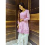 Parul Chauhan Instagram - Thnk u so much @official_pf_buttons_and_bows for this beautiful golden jutti 😘😘❤️❤️😘❤️❤️😘😘And thnk u @aizachikankurtis for this beautiful suit Guys plz follow them n het more amazing stuff 😘😘❤️😘😘😘