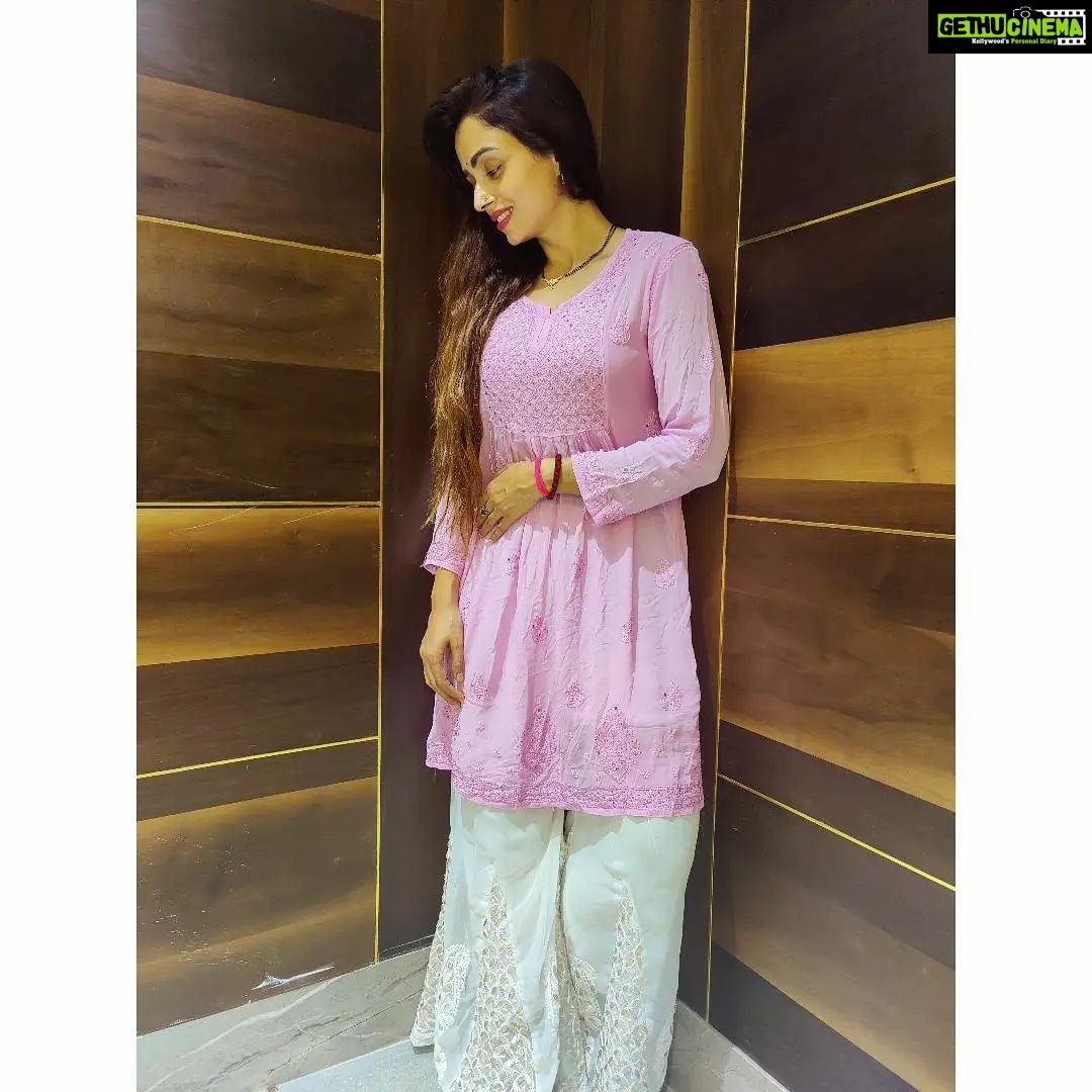 Parul Chauhan Instagram - Thnk u so much @official_pf_buttons_and_bows for this beautiful golden jutti ππβ€οΈβ€οΈπβ€οΈβ€οΈππAnd thnk u @aizachikankurtis for this beautiful suit Guys plz follow them n het more amazing stuff ππβ€οΈπππ