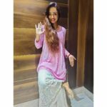 Parul Chauhan Instagram - Thnk u so much @official_pf_buttons_and_bows for this beautiful golden jutti 😘😘❤️❤️😘❤️❤️😘😘And thnk u @aizachikankurtis for this beautiful suit Guys plz follow them n het more amazing stuff 😘😘❤️😘😘😘