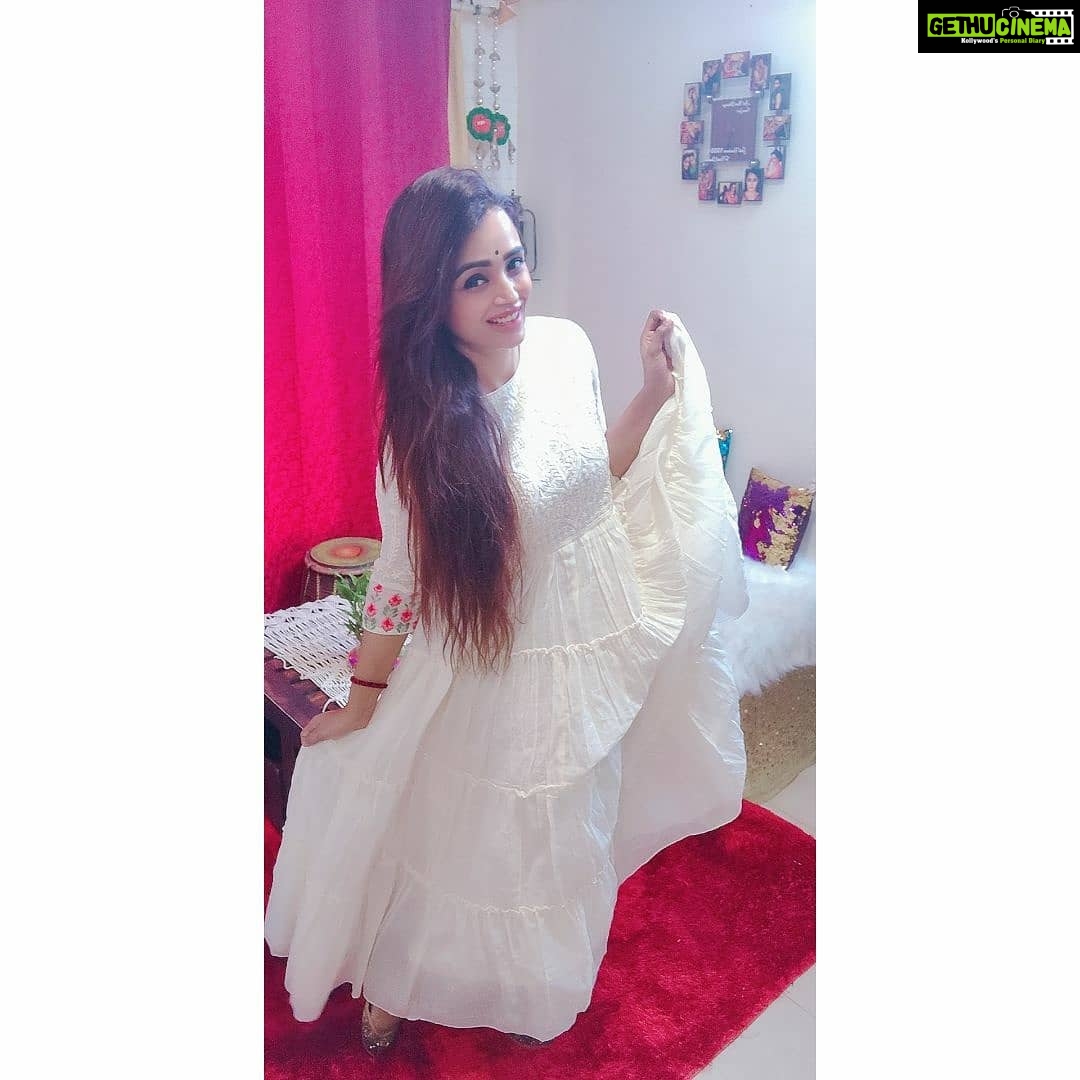 Parul Chauhan Instagram - White is the color of peace Thank u for this beautiful gift @styleinhand6 ❤️❤️❤️❤️❤️❤️