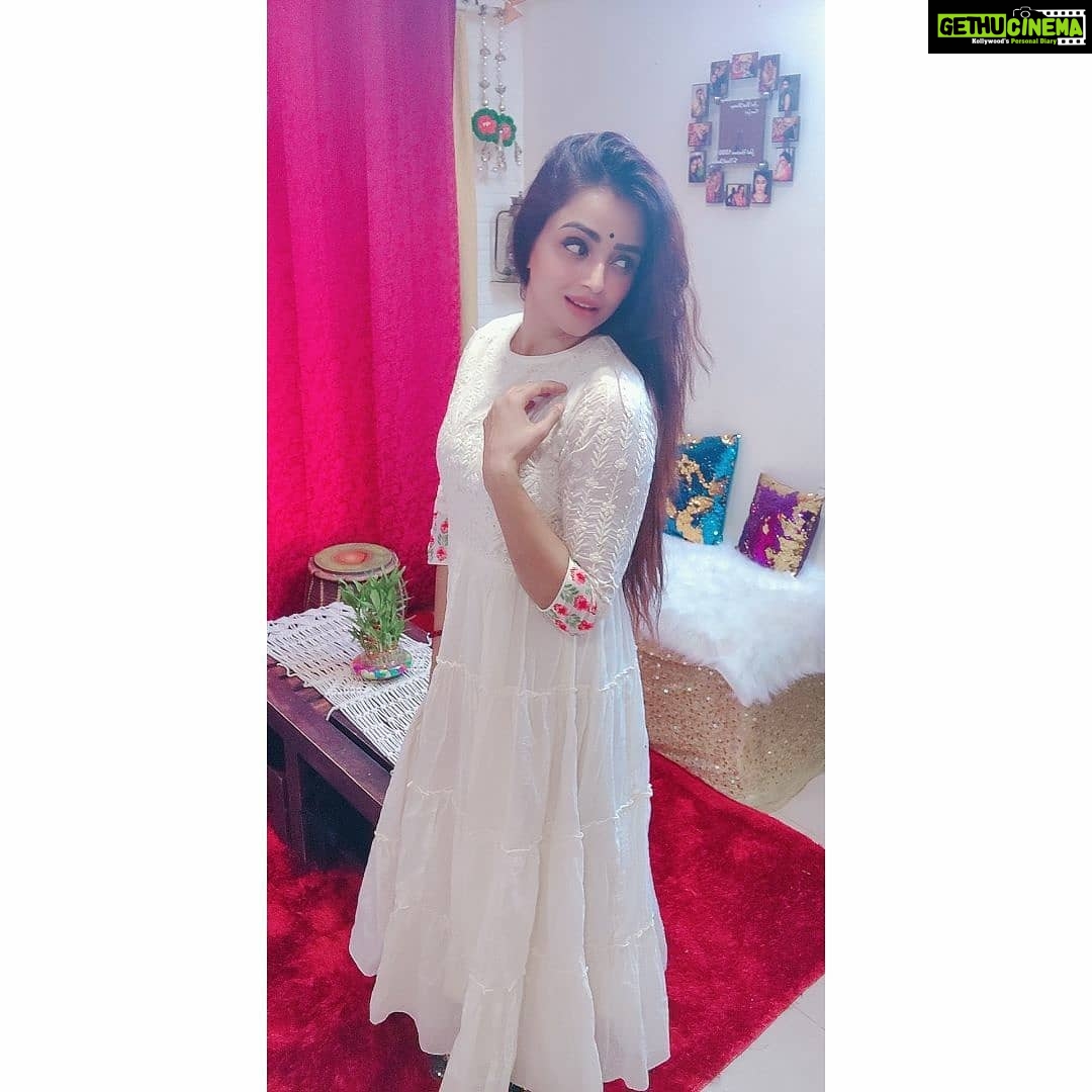 Parul Chauhan Instagram - White is the color of peace Thank u for this beautiful gift @styleinhand6 ❤️❤️❤️❤️❤️❤️