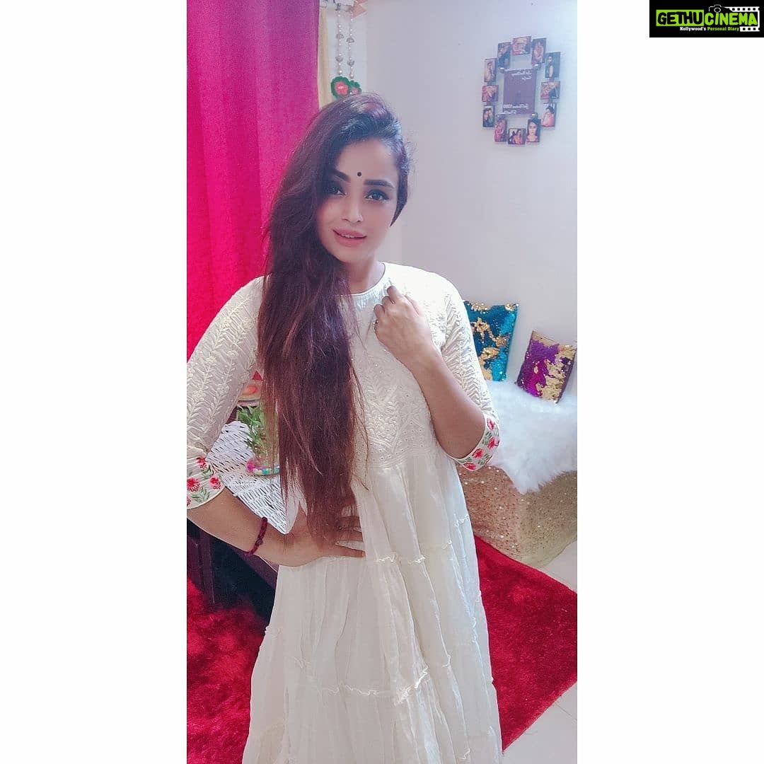 Parul Chauhan Instagram - White is the color of peace Thank u for this beautiful gift @styleinhand6 ❤️❤️❤️❤️❤️❤️