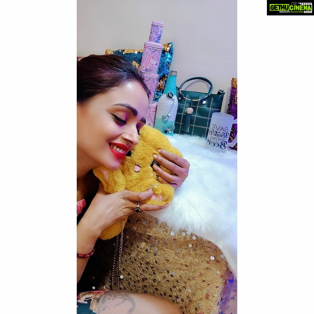 Parul Chauhan Instagram - Still celebration is going on and I am so happy to get these amazing gifts from @vermasartgallery on my birthday thnk u so much guys for this wonderful surprise.....yupiiiiii💃💃💃💃💃💃💃💃💃💃💃💃❤️❤️❤️❤️❤️❤️