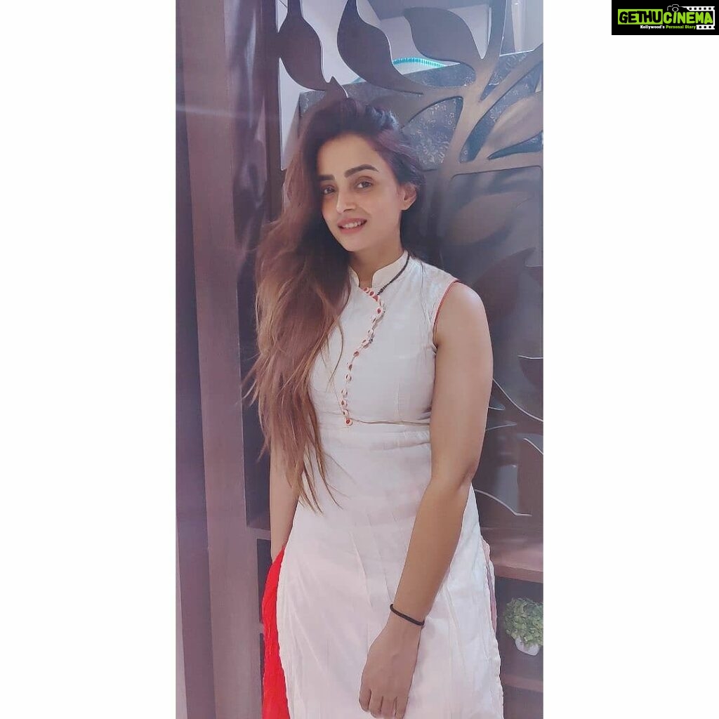 Parul Chauhan Instagram - The beauty of a woman is not in the clothes she wears, the figure that she carries or the way she combs her hair. The beauty of a woman must be seen from her eyes because that is the doorway to her heart, the place where love resides.❤️❤️❤️