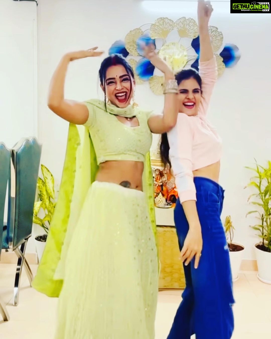 Parul Chauhan Instagram - Happy happy wala birthday natkhat ladki khoob khush raho abad raho kahleti raho muskurati raho nautanki karti raho bus 🤣🤣🤣🤣🤣🤣🤣🤣🤣🤣 @maahhiishrma ❤️❤️❤️❤️❤️😍😍😍😍😍💃💃💃💃💃💃💃🎂🎂🎂🎂🎂🎂🎂🎂🎂🎂🎂