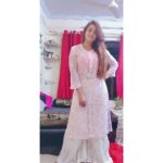 Parul Chauhan Instagram - Chalo kuch Lucknowi ho jaye ❤️❤️ Thnk u soo much @zarkash_chikan for this lovely kurti ....❤️❤️❤️