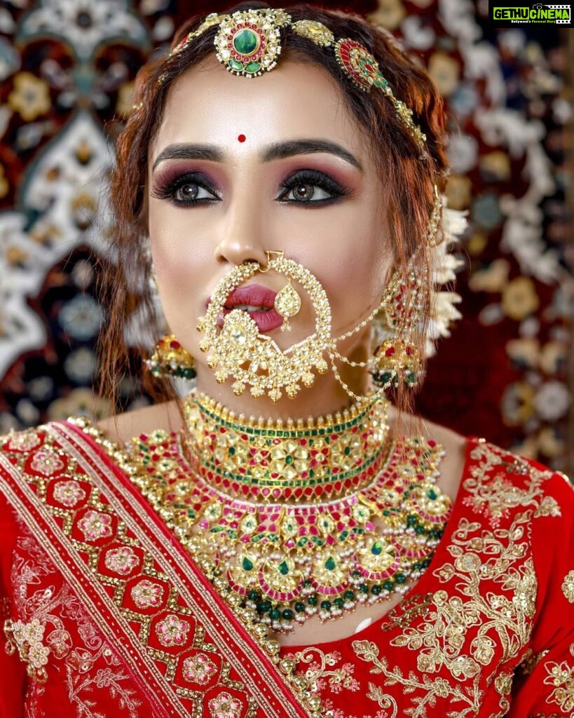 Parul Chauhan Instagram - Today a 'BRIDE'... Tomorrow a 'WIFE'... Lovely mkup done by my bhaiya @nitinmishra636 ....u hv workd hard this time ...u r very passionate abt ur work u were very excited for this shoot Di jewellery aise chahiye, di costume aisa chahiye sab kuch perfect chahiye dekha ho gaya perfect....god bless u bhaiya ❤️❤️❤️😘