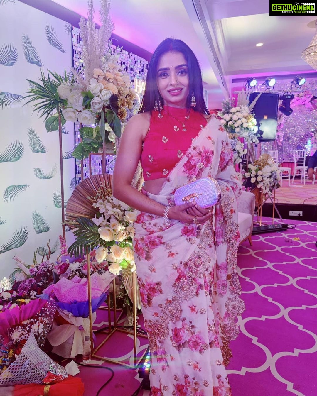 Parul Chauhan Instagram - Every saree has a story. ... Thank u so much for this beautiful saree @mink_beautifulcreationboutiq ❤️❤️❤️ Thnk u for this clutch @clutchesbykajal it’s beautiful ❤️❤️❤️❤️❤️❤️