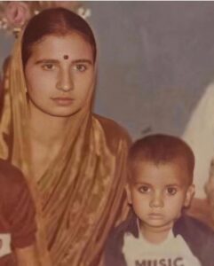 Patralekha Instagram - Maa always protecting always loving always the wind beneath your wings. Truly blessed to have had such a strong upbringing. 
Love you Moms❤️ 

#happymothersday 
@papripaul
