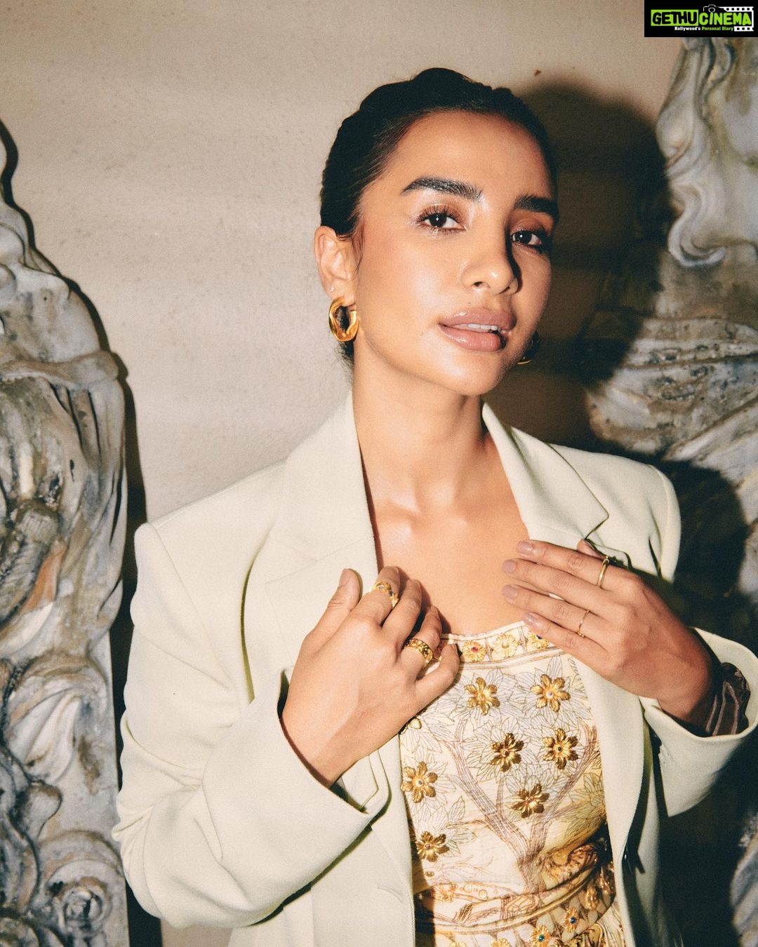 Patralekha Instagram - Promotions Dress @aartivijaygupta Blazer @massimodutti Jewellery @shoplune Shoes @aminamuaddi Hair @krisann.figueiredo.mua Make up @rakshandairanimakeupandhair Assisted by @rhoehan Photo @leroifoto