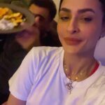 Pavitra Punia Instagram - Old school Valentine’s 💌 at home 🏡 Food, roses, gifts, love, laughter, peace 🧿🌸 Happy pyar wala din to you all from us all 🧿🫶🏻 #eijazkhan #pavitraapuniya #pavitrapunia #valentinesday #shaktithebeagle #bagheera