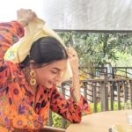 Pavitra Punia Instagram - Photo dump : every click is about eating 🍽️ check it out👇🏻 Bangkok( jodds fair) — Uttarakhand ( @paatlidun.safari.lodge ) — BKC ( @yauatchamumbai ) — indigo — Opa kipos @opa.mumbai — glocaljunction #eijazkhan #pavitraapuniya #pavitrapunia