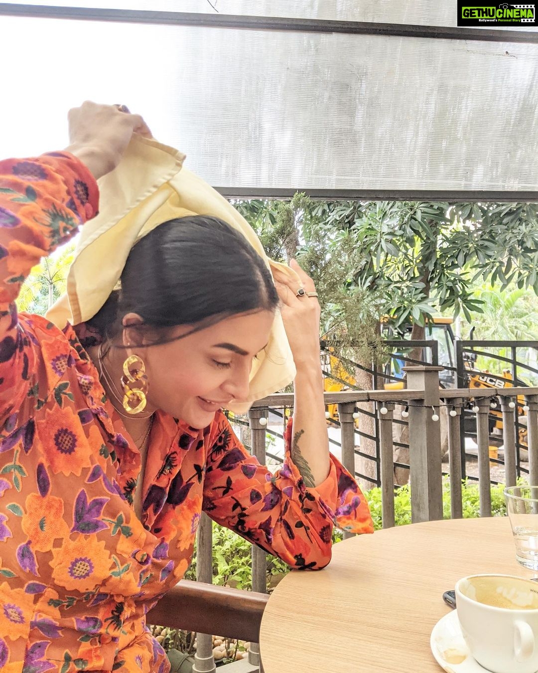 Pavitra Punia Instagram - Photo dump : every click is about eating π½οΈ check it outππ» Bangkok( jodds fair) β Uttarakhand ( @paatlidun.safari.lodge ) β BKC ( @yauatchamumbai ) β indigo β Opa kipos @opa.mumbai β glocaljunction #eijazkhan #pavitraapuniya #pavitrapunia