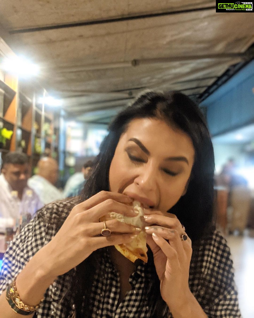 Pavitra Punia Instagram - Photo dump : every click is about eating π½οΈ check it outππ» Bangkok( jodds fair) β Uttarakhand ( @paatlidun.safari.lodge ) β BKC ( @yauatchamumbai ) β indigo β Opa kipos @opa.mumbai β glocaljunction #eijazkhan #pavitraapuniya #pavitrapunia