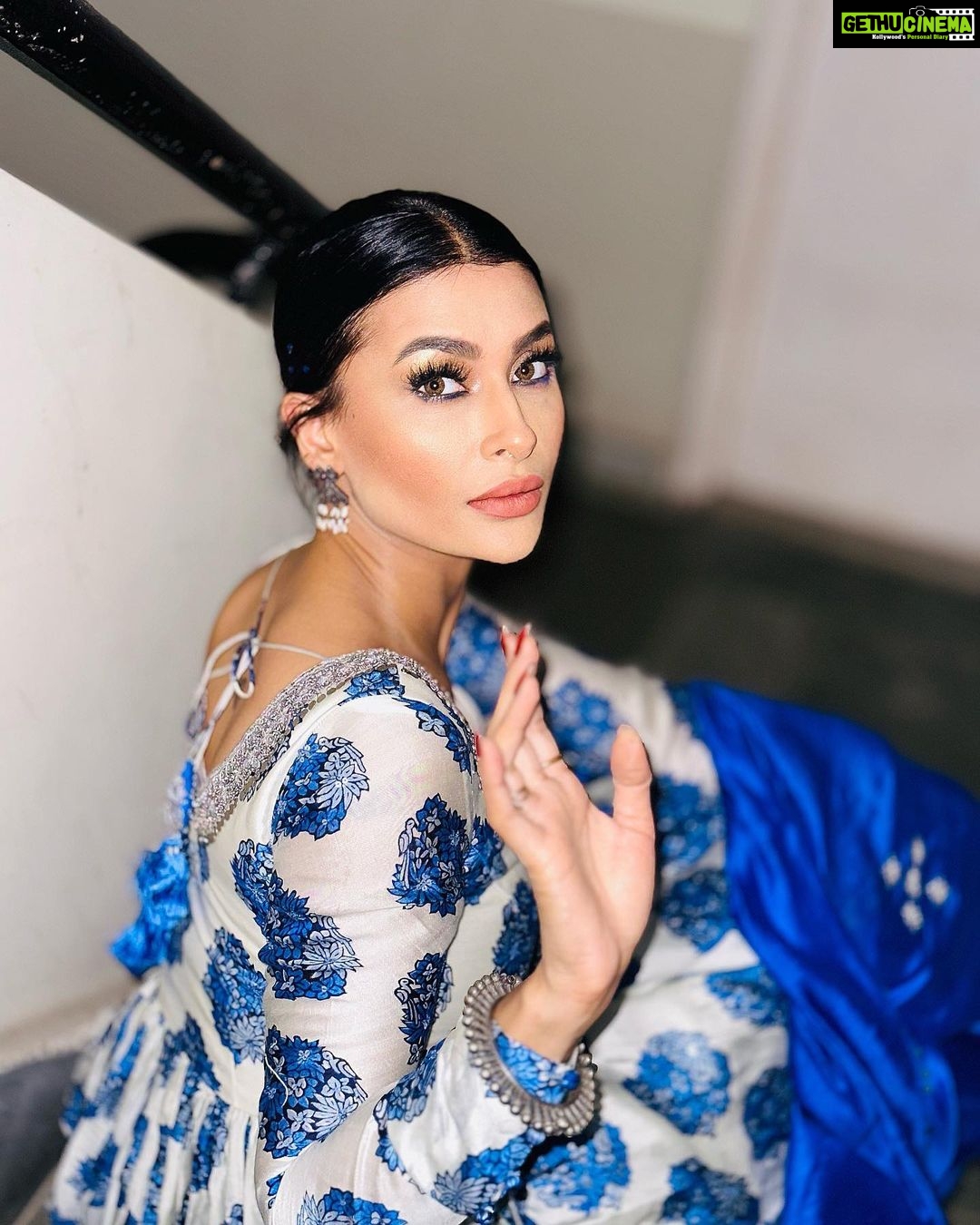 Pavitra Punia Instagram - मेघदूत ✍️ Wearing @prashantchouhandesign PR @connectedforfashion Jewels - straight from my closet. Makeup @pavitrapunia_ Styling @pavitrapunia_ #pavitraapuniya #fashion #style #glam #poetic #baazar