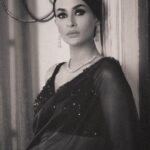 Pavitra Punia Instagram - Elegance extravaganza 🧿 #pavitraapuniya #fashion #style #glam #indian #saree