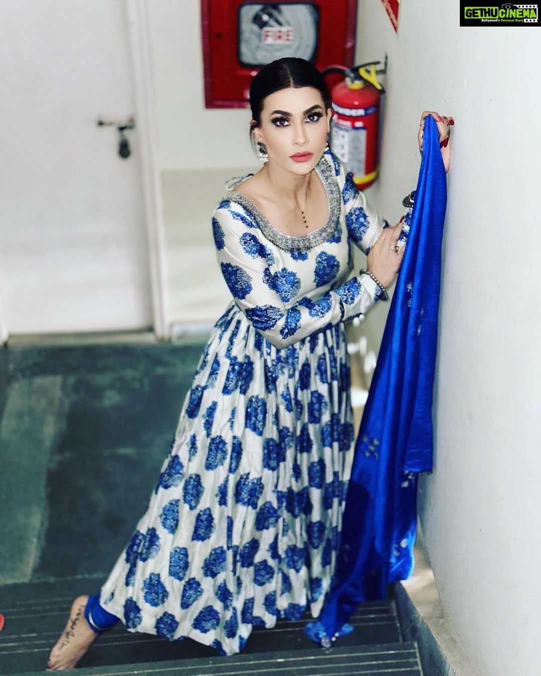 Pavitra Punia Instagram - मेघदूत ✍️ Wearing @prashantchouhandesign PR @connectedforfashion Jewels - straight from my closet. Makeup @pavitrapunia_ Styling @pavitrapunia_ #pavitraapuniya #fashion #style #glam #poetic #baazar