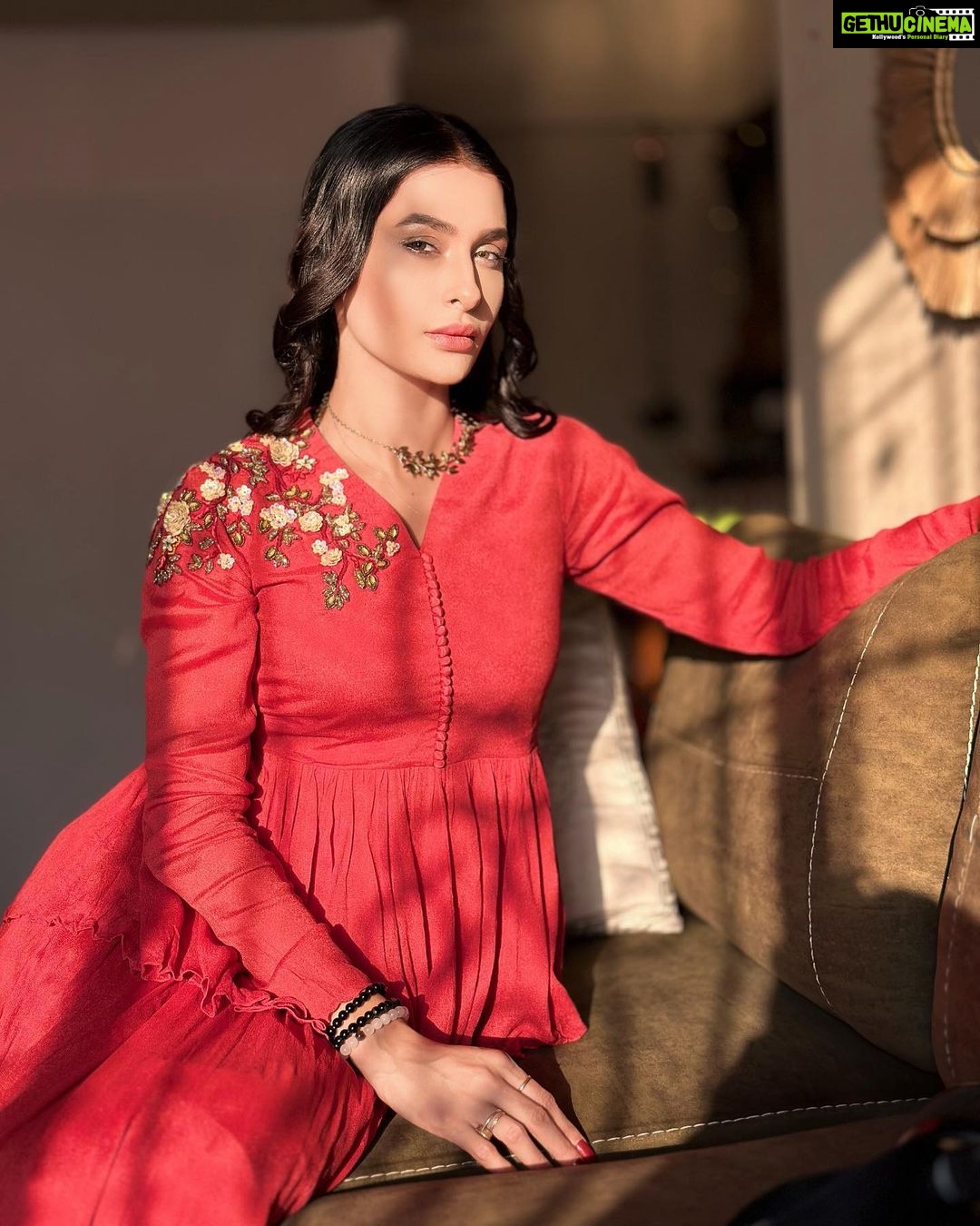 Pavitra Punia Instagram - Bahot din se photo nhe daali Wearing @abstractbymeghajainmadaan Styling @pavitrapunia_ PR @dinky_nirh Jewels - straight from my closet Makeup @pavitrapunia_ #pavitraapuniya #pavitrapunia #fashion #style #glam #cosmogirl #fashionstyle