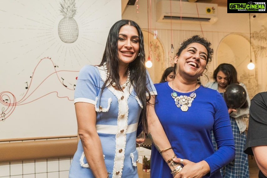 Pavitra Punia Instagram - A fantastic evening with fantastic people in flip flops π©΄ P.S - my first party in flip flops ever. (I think i was born in heels π chappals are difficult for me π« ) Thank you @romibites x @smokehousedeli for having me over. @sharmag gate crashed the party π I got to know through Romi π but itβs always fun to be around you sharmaG π you both are love π #pavitraapuniya #partyinflipflops #chappals