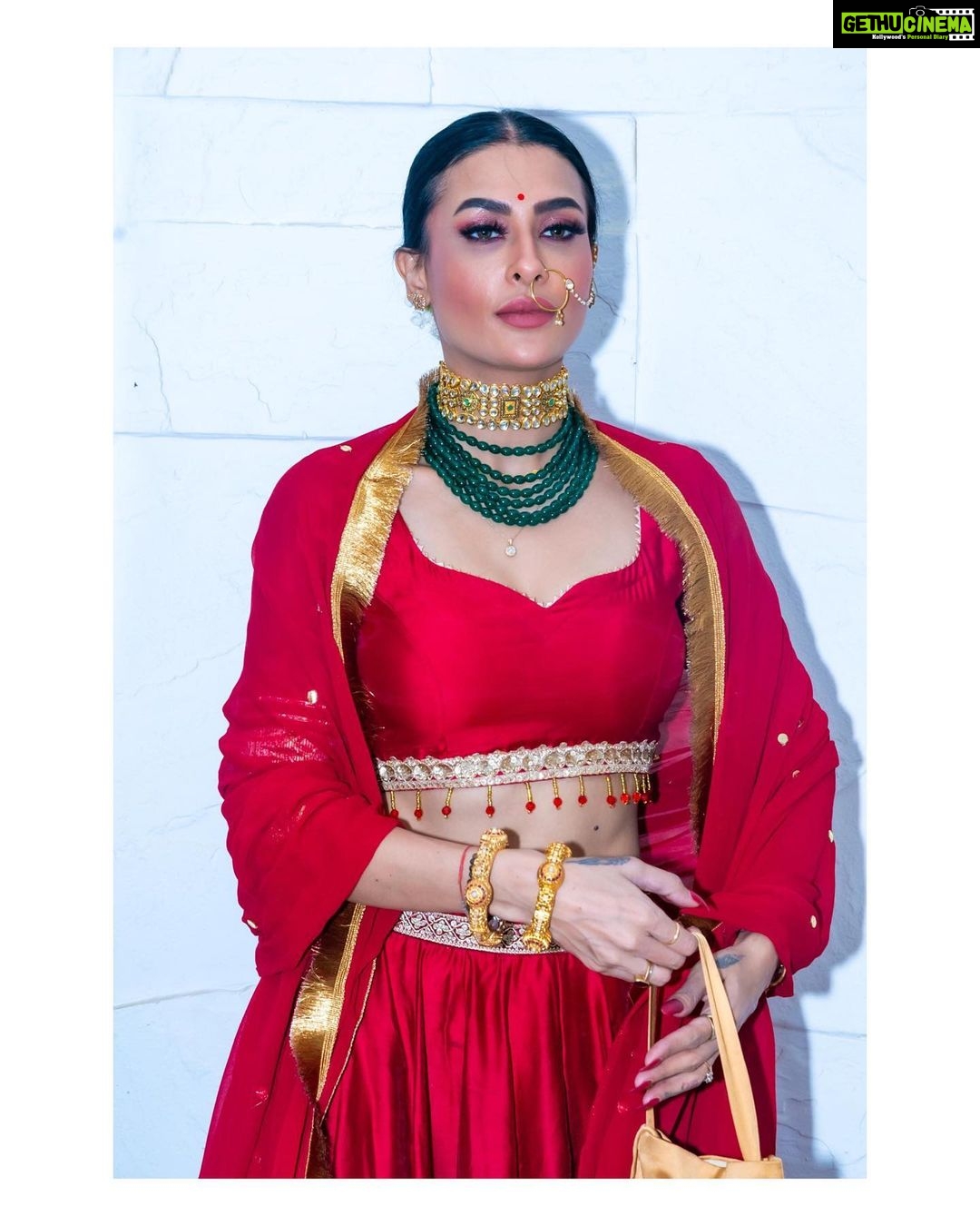 Pavitra Punia Instagram - 🌺 🧿 Outfit : @bunaai Jewels : @maejewellery Potli : @oceana_clutches Styling : @pavitrapunia_ Hair : @hairstylist.julie Lashes : @lashout_by_nehamehvish Makeup : @pavitrapunia_ #pavvitrapunia #fashion #style #royal #look #indian #beauty #🧿