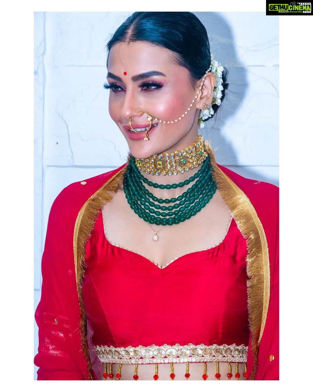 Pavitra Punia Instagram - 🌺 🧿 Outfit : @bunaai Jewels : @maejewellery Potli : @oceana_clutches Styling : @pavitrapunia_ Hair : @hairstylist.julie Lashes : @lashout_by_nehamehvish Makeup : @pavitrapunia_ #pavvitrapunia #fashion #style #royal #look #indian #beauty #🧿