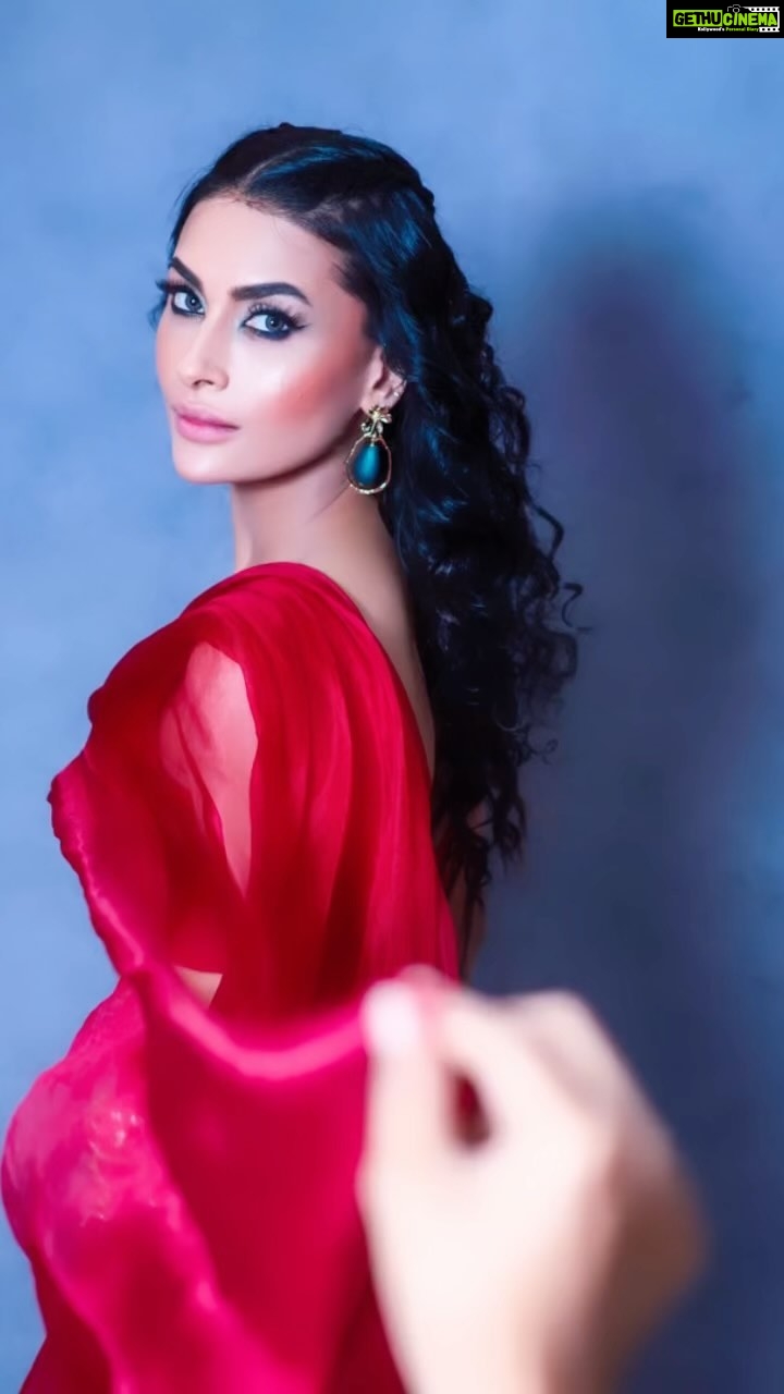 Pavitra Punia Instagram - Captured by my darling dost @mspiration_lakshmiwankhede Pehle ki photu aaj daali Outfit - @riyachavan @connectedforfashion Make up - @rita_gadas_makeover Hair - @rita_gadas_makeover Captured by - @mspiration_lakshmiwankhede Styling - @pavitrapunia_ #pavitraapuniya #pavitrapunia #thegirlwithdiamondteeth #fashion #style #glam #diamond