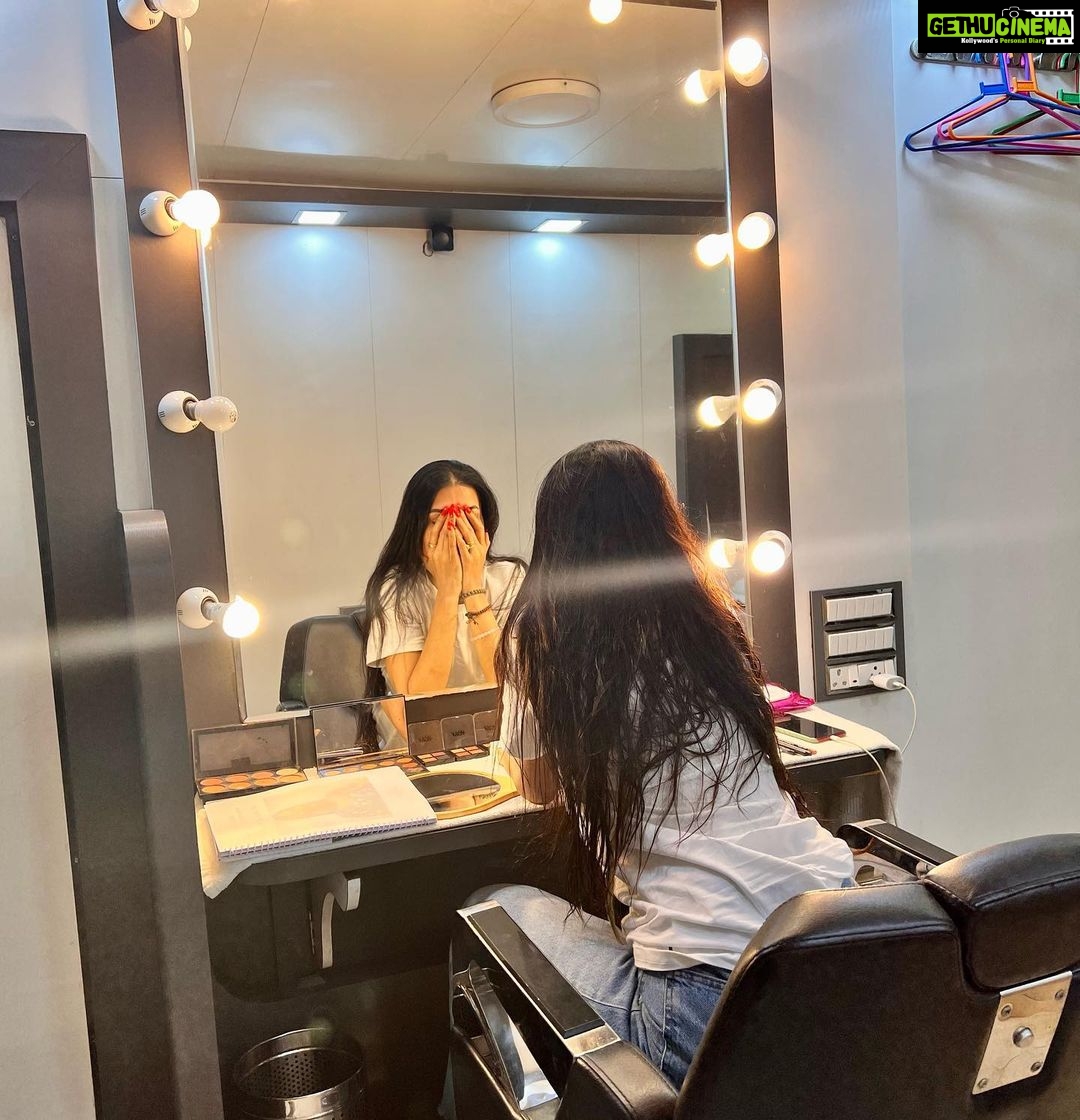Pavitra Punia Instagram - Vanity diaries . Two days of non stop shoot. 48 hours + different projects + need for sleep + concentration alert + style not to be compromised = #pavvitrapunia 🌸 🧿 🌿