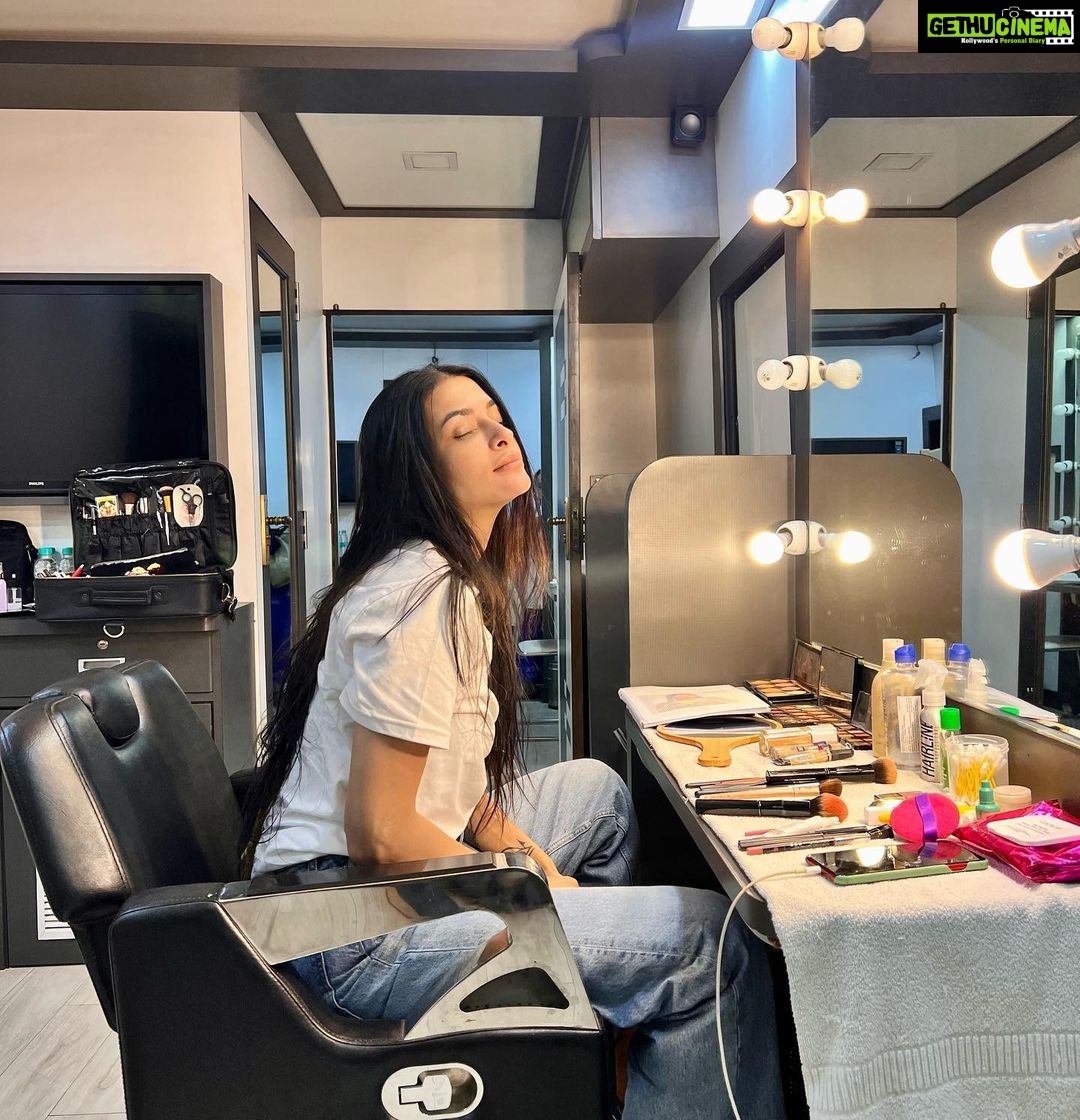 Pavitra Punia Instagram - Vanity diaries . Two days of non stop shoot. 48 hours + different projects + need for sleep + concentration alert + style not to be compromised = #pavvitrapunia 🌸 🧿 🌿