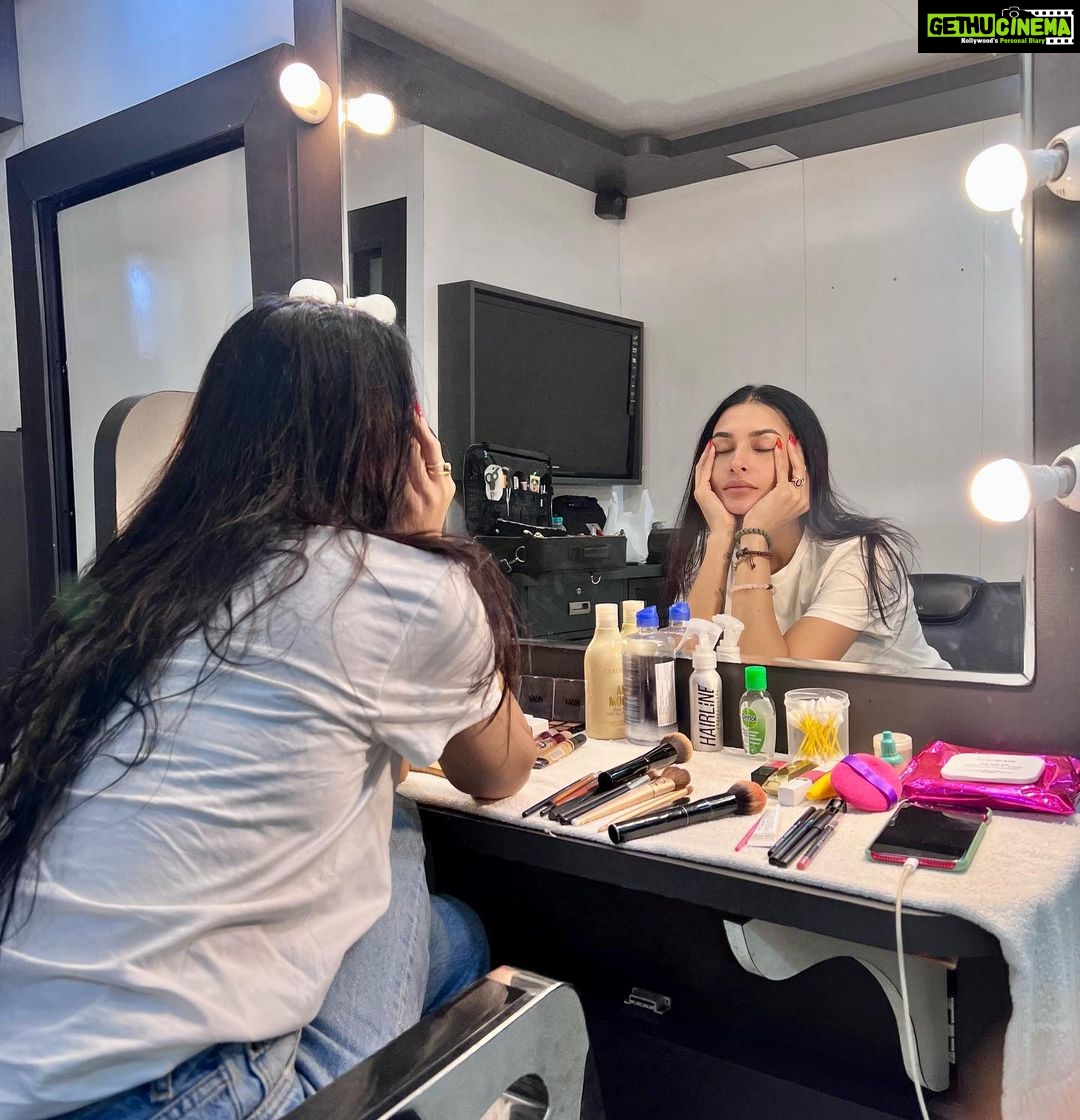 Pavitra Punia Instagram - Vanity diaries . Two days of non stop shoot. 48 hours + different projects + need for sleep + concentration alert + style not to be compromised = #pavvitrapunia 🌸 🧿 🌿
