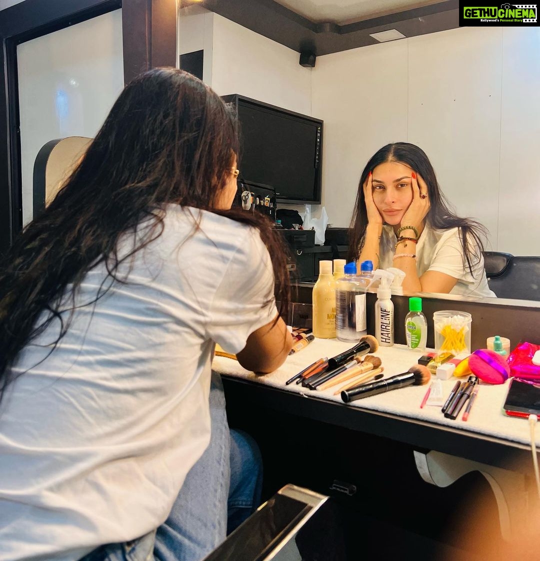 Pavitra Punia Instagram - Vanity diaries . Two days of non stop shoot. 48 hours + different projects + need for sleep + concentration alert + style not to be compromised = #pavvitrapunia 🌸 🧿 🌿